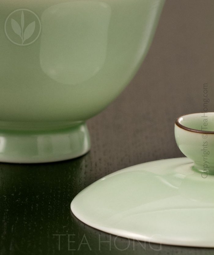 The profile of the foot and the thinness of the rim of the cover are all part of the tea specialist design