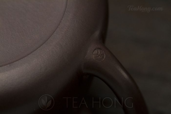 Yixing teapot — Wu Min: Bamboo Shi-piao handle seal