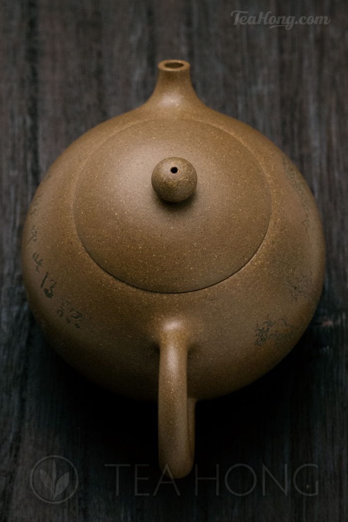 Yixing teapot — Yao Ling Xiang: Reverse Handle Concubine: top