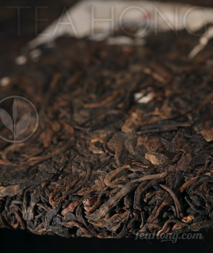 Bulang Old Tree Shu Puer, edge of the discus close-up
