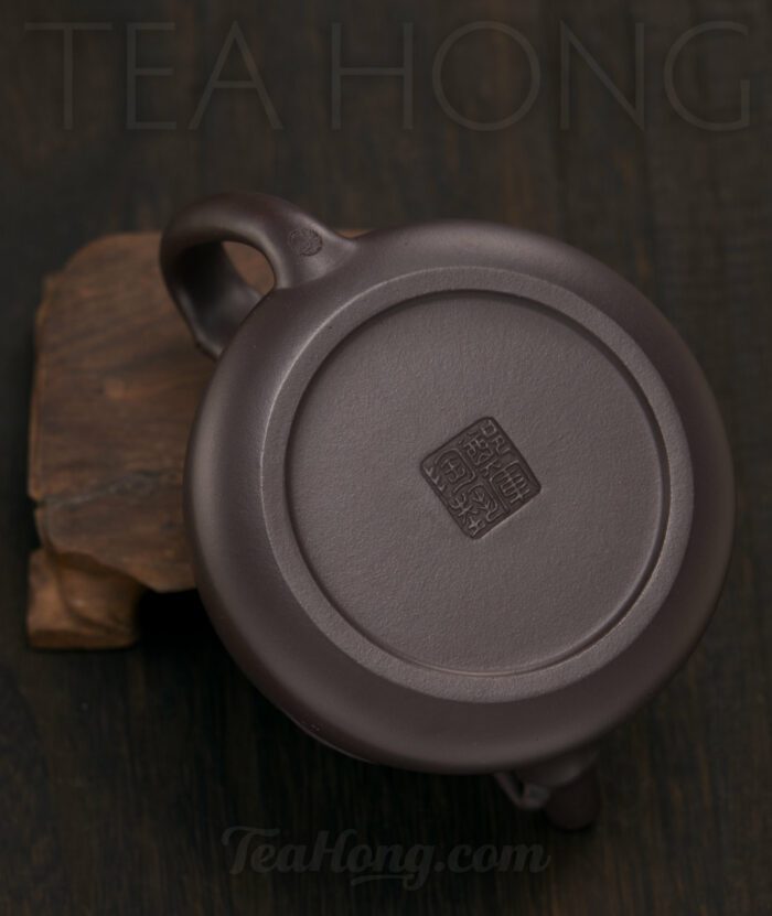 Zheng Jun: Tall Stone Ladle Yixing teapot: bottom