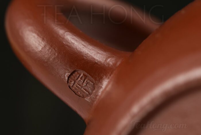 Fan Xi Ming: Xishi Yixing teapot: artist seal on the handle