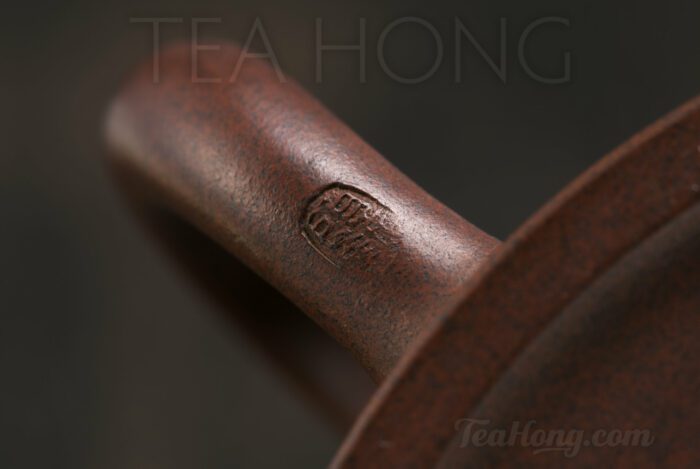 Gu Lu Zhou: Compass Yixing teapot: handle seal